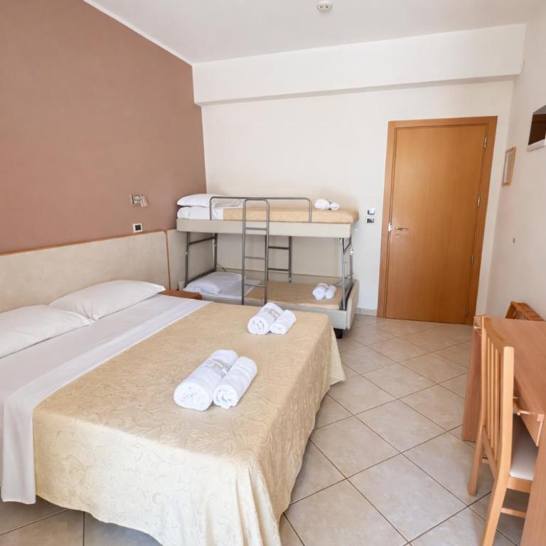 Hotel Favorita Easy Stay B&B - Camera Quadrupla Classic - 9