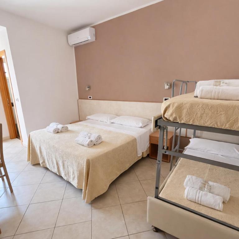 Hotel Favorita Easy Stay B&B - Camera Quadrupla Classic - 8