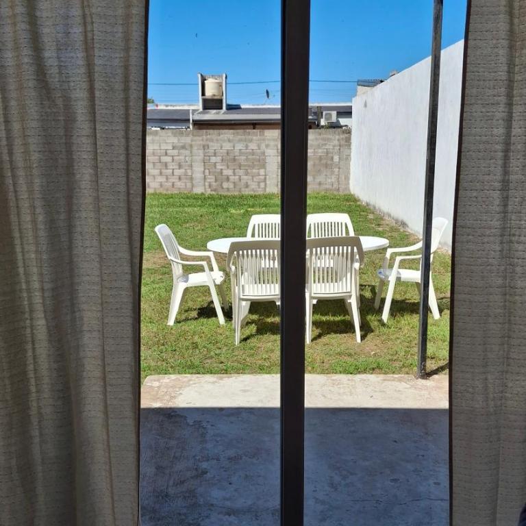 Casa tranquila con amplio patio y parrilla - Two-Bedroom Villa - 4