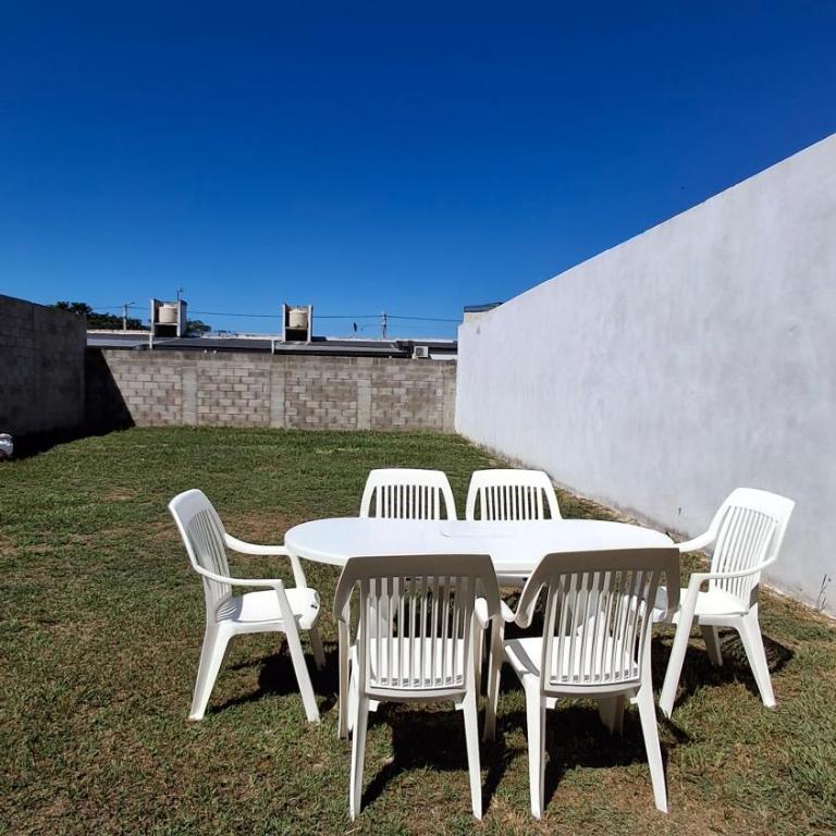 Casa tranquila con amplio patio y parrilla - Two-Bedroom Villa - 3