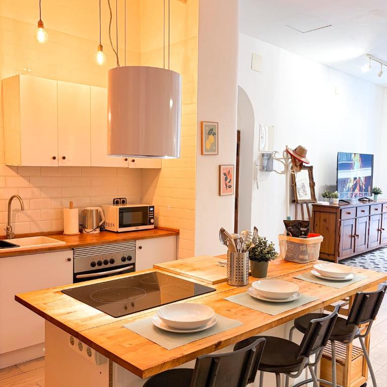 Apartamento con historia y encanto en pleno centro - Three-Bedroom Apartment - 5