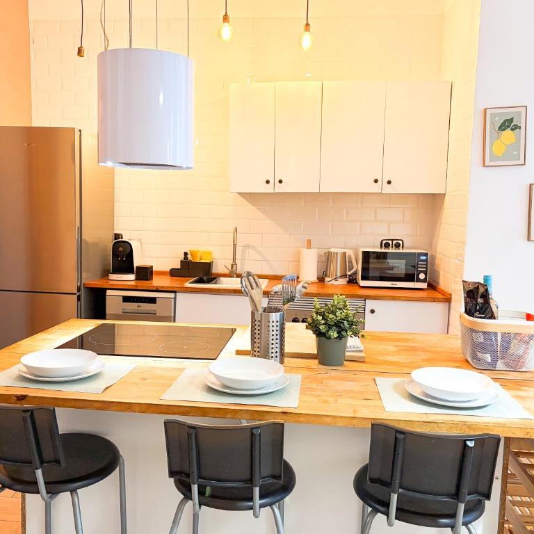Apartamento con historia y encanto en pleno centro - Three-Bedroom Apartment - 16