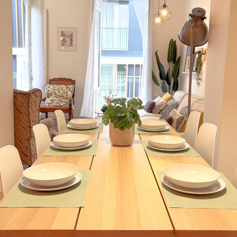Apartamento con historia y encanto en pleno centro - Three-Bedroom Apartment - 12