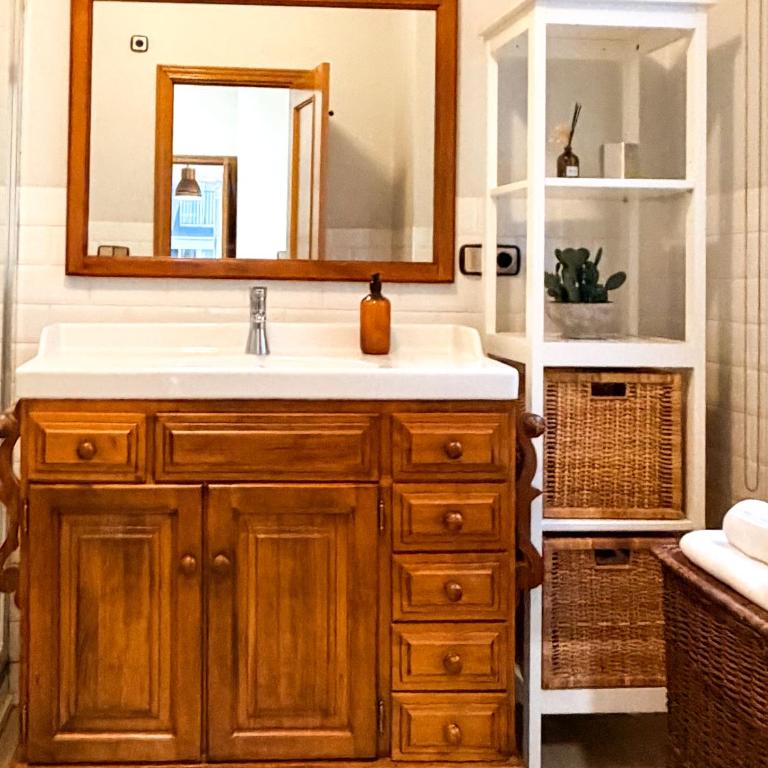 Apartamento con historia y encanto en pleno centro - Three-Bedroom Apartment - 27