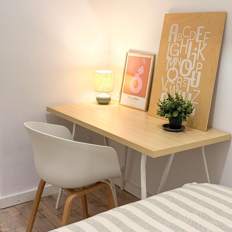 Apartamento con historia y encanto en pleno centro - Three-Bedroom Apartment - 32