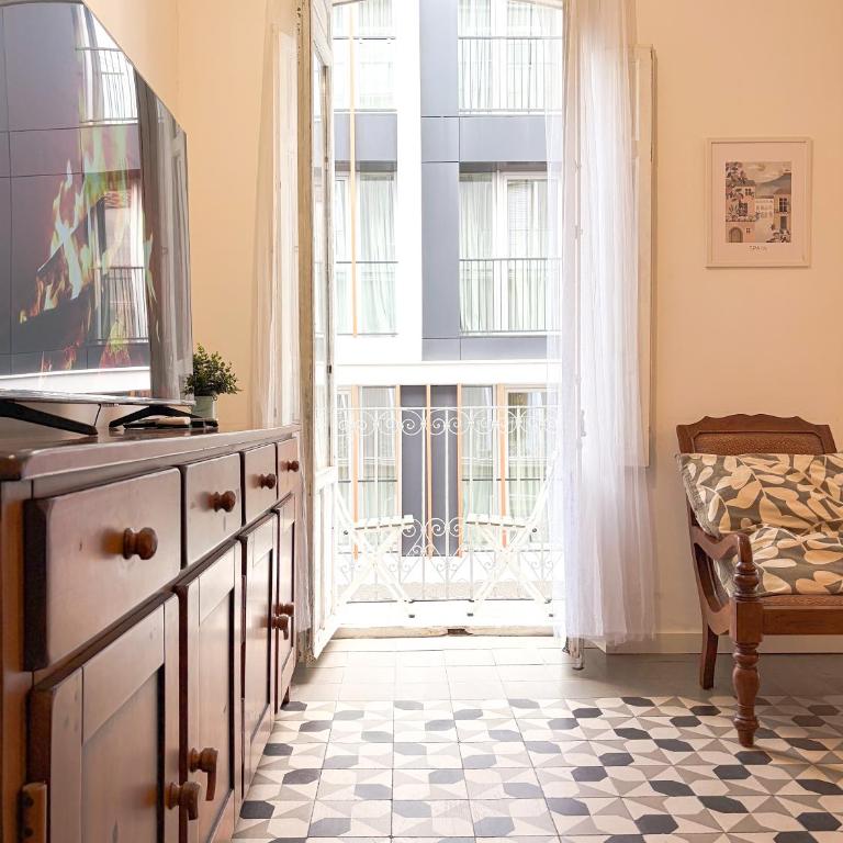 Apartamento con historia y encanto en pleno centro - Three-Bedroom Apartment - 13