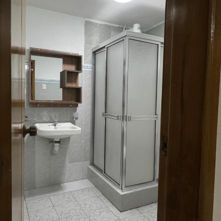 AShostEcuador, Quito, rooms & suits, Quito cerca parque La Carolina - Habitación Triple con baño privado - 3