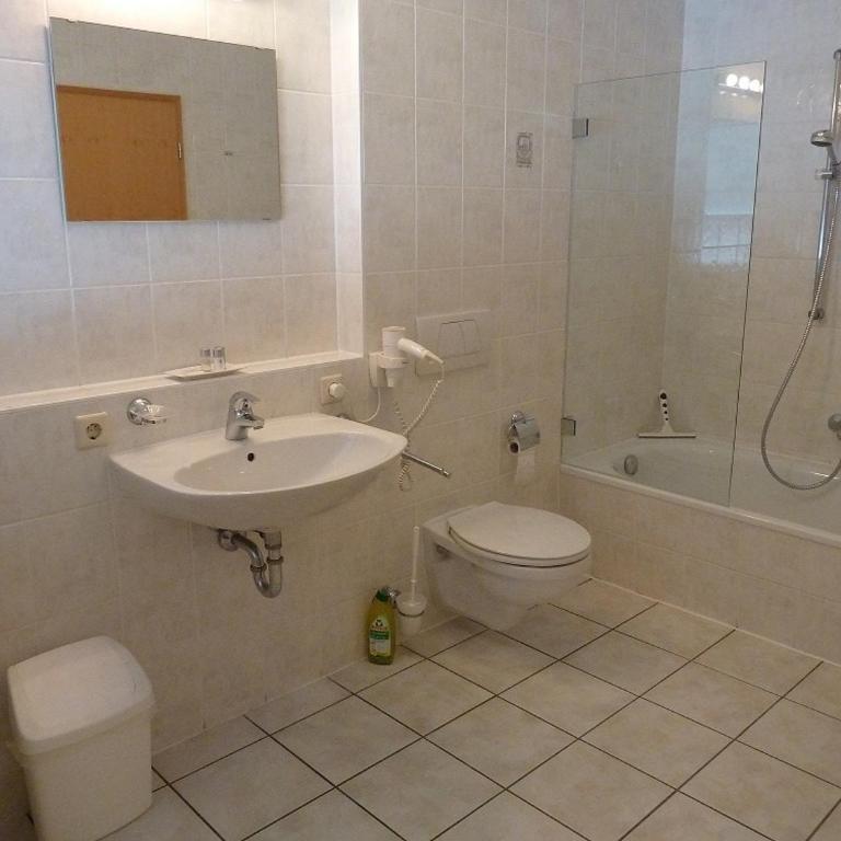 Ferienhof Schöngarten, Sonja & Stefan Büchele GbR - Two-Bedroom Apartment with Garden View - 3