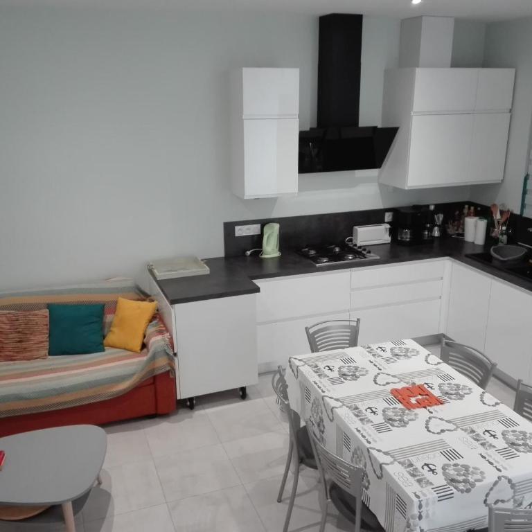 Maison de ville T3 avec cour proche port et plage - Les Sables d'Olonne - FR-1-331-72 - Holiday Home (4 Adults) - 17