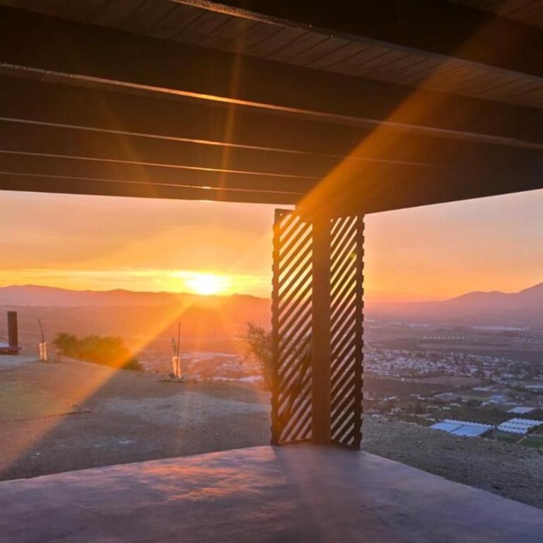 Romantic Getaway Peace and a Unique View - One-Bedroom House - 18