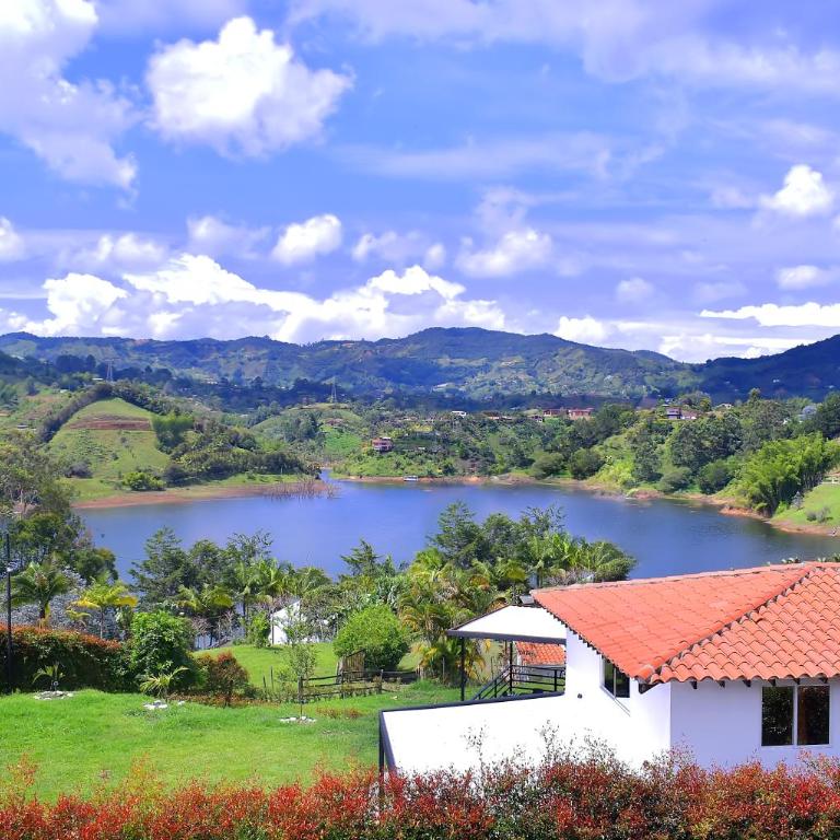 Preciosa Finca con Increíble vista frente al embalse de Guatapé con jacuzzi - Casa Vacacional de 3 dormitorios - 1