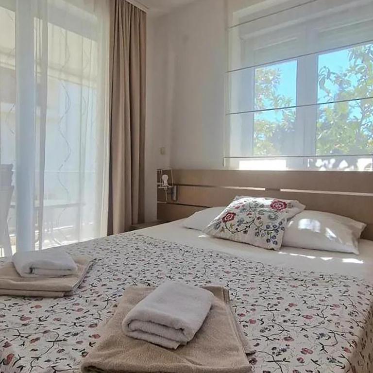 Petrovac 5 Min to Beach, Heated Pool, Balcony, 2008 Built - One-Bedroom Apartment - 1