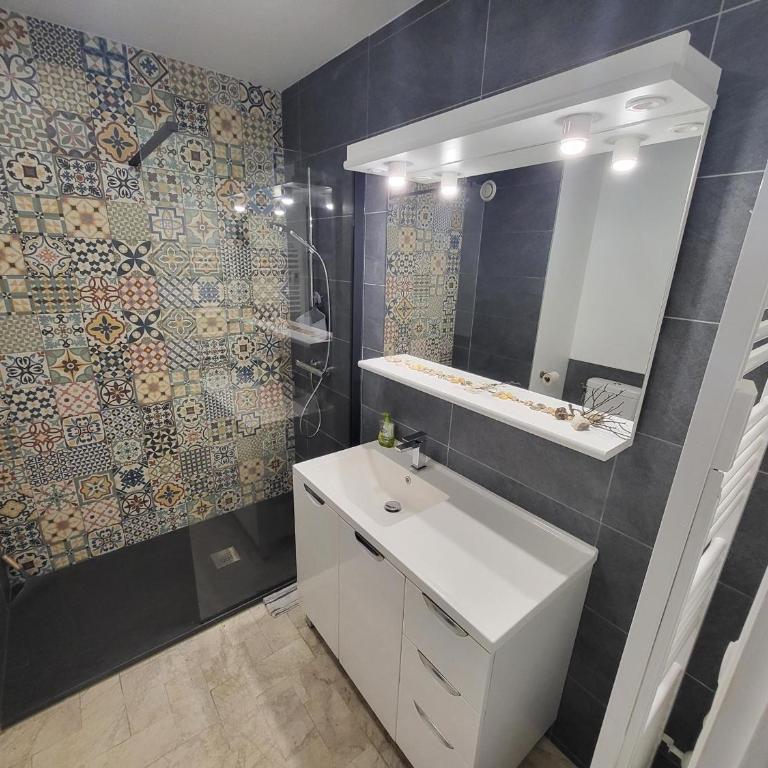 Studio neuf proche plage et commerces, balcon vue mer - FR-1-92-945 - Apartamento - 10