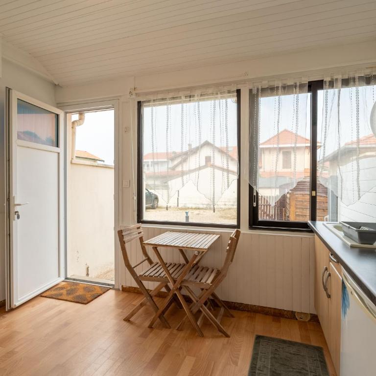 Appartement pour 3 à Mimizan Plage, à 50m de l'océan avec terrasse et parking, ménage inclus - FR-1-50-123 - Appartement - 5