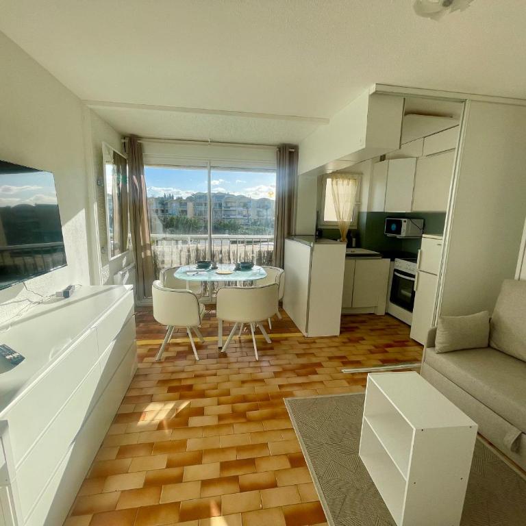 Studio rénové, proche port & village, parking, animaux admis - FR-1-796-83 - Appartement - 1