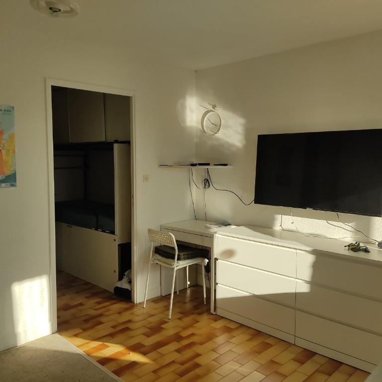 Studio rénové, proche port & village, parking, animaux admis - FR-1-796-83 - Appartement - 9