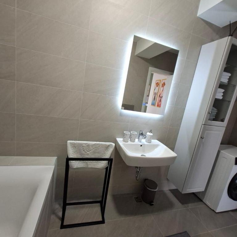 Olive NOOK - Two-Bedroom Apartment with Balcony - 53