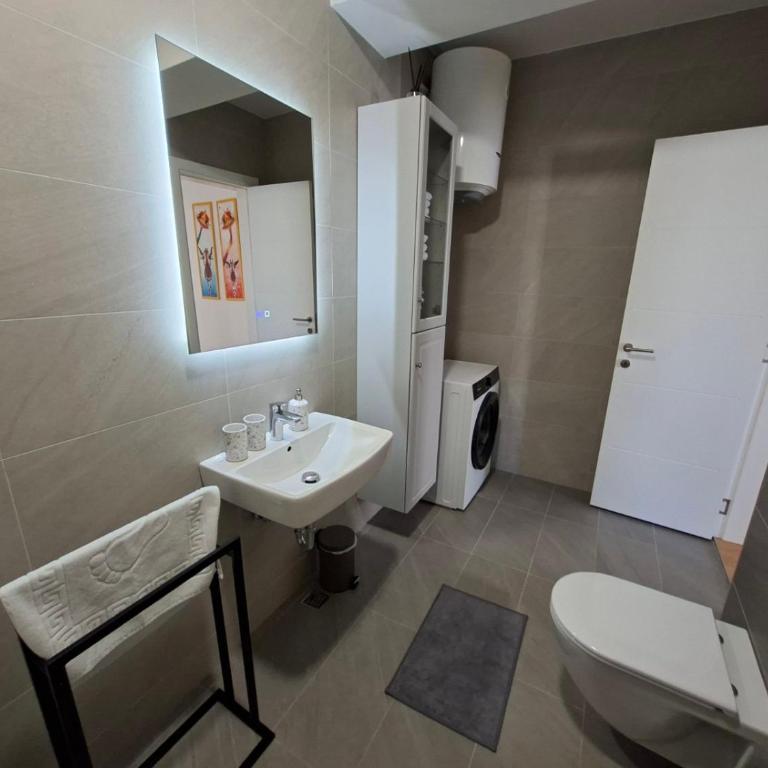 Olive NOOK - Two-Bedroom Apartment with Balcony - 58