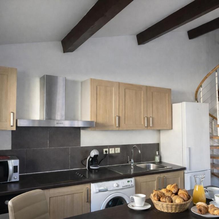 Nouveau - L'Ensoleillé Terrasse & Atypique - 10 Min Plages - Serenité & Confort - IDEAL FAMILLE Parking et Wifi Gratuit - OFFRE SPECIALE - Appartement 1 Chambre - 9