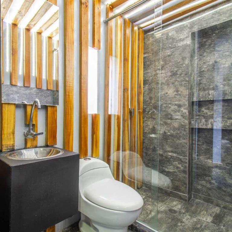 6 bedroom and Jacuzzi 1 block from LLeras P6 - Apartment - 37