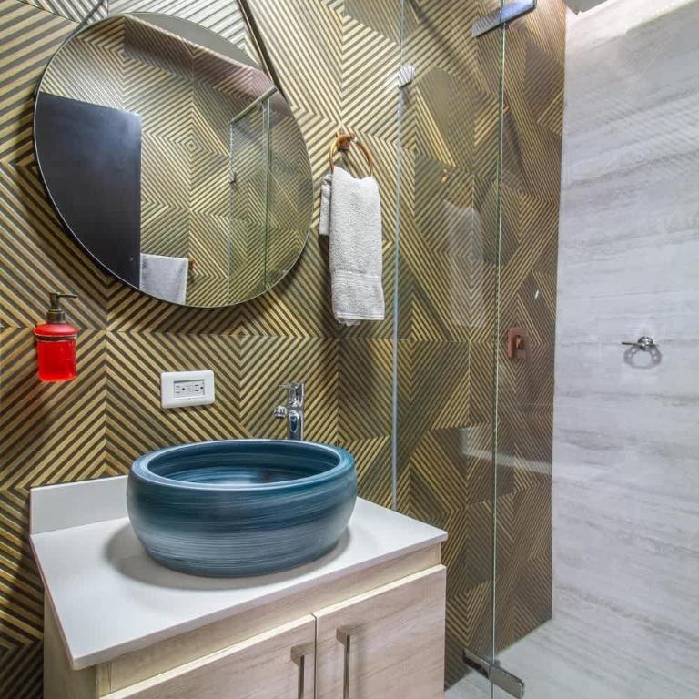 6 bedroom and Jacuzzi 1 block from LLeras P6 - Apartment - 40