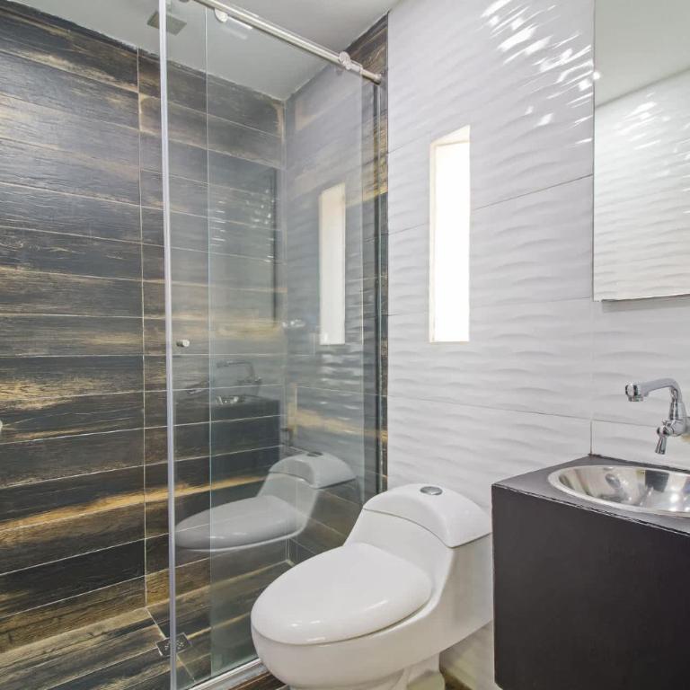 6 bedroom and Jacuzzi 1 block from LLeras P6 - Apartment - 39