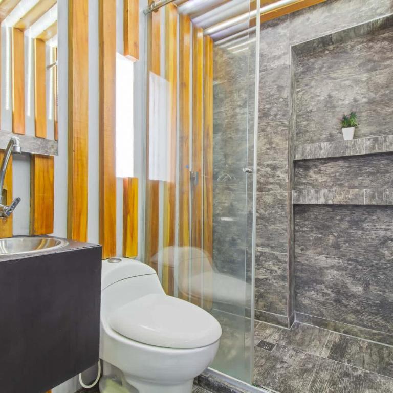 6 bedroom and Jacuzzi 1 block from LLeras P6 - Apartment - 41