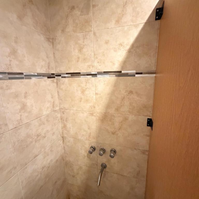 Departamento amplio sobre la peatonal con 3 habitaciones - Apartamento de 3 dormitorios - Planta Alta - 25