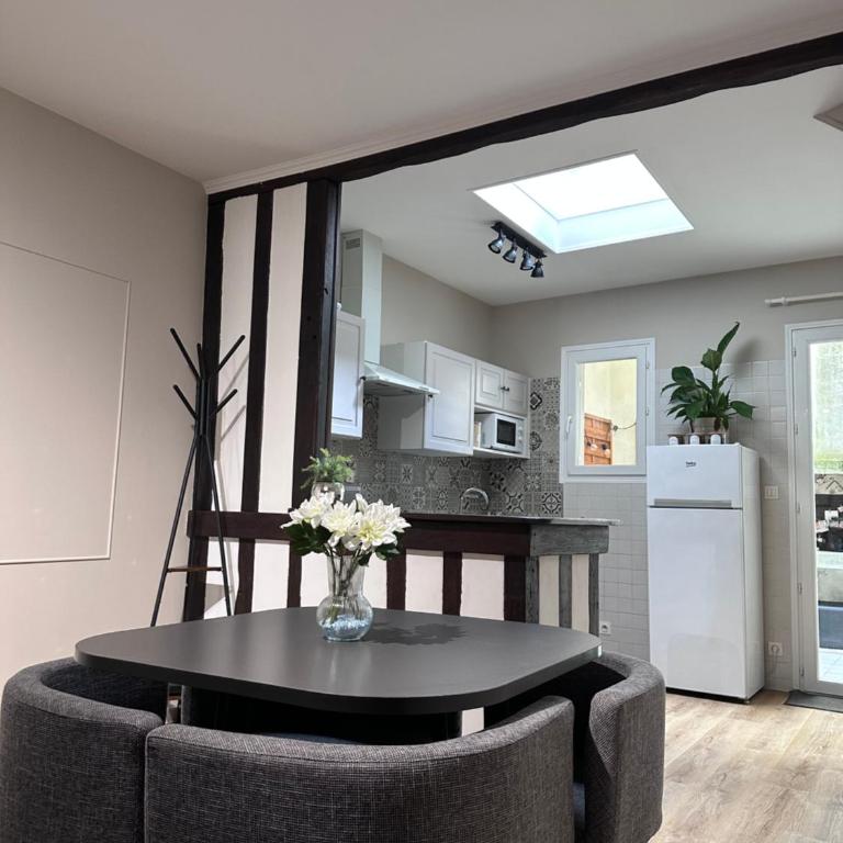 Appartement charmant hypercentre avec patio privé et parking - Room #1184269701 - 2