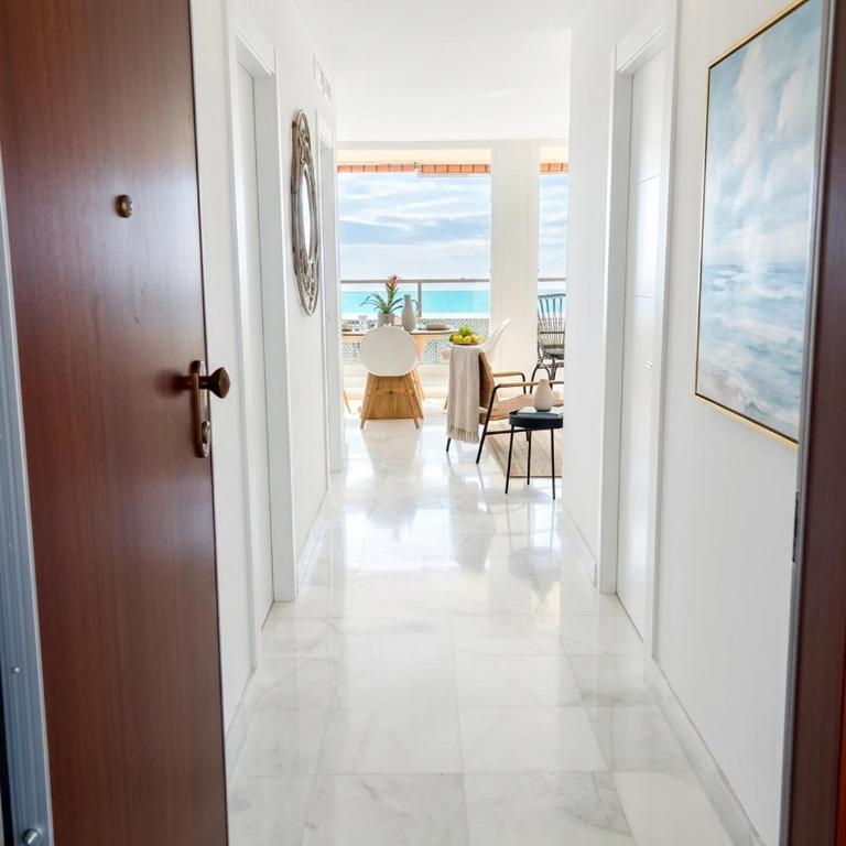 Malaga Sunshine Rentals - Beach Front Penthouse II - Fuengirola - Apartamento de 2 dormitorios - 2