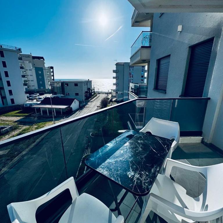 K-Club Apartments - One-Bedroom Apartment with Balcony and Sea View - 2