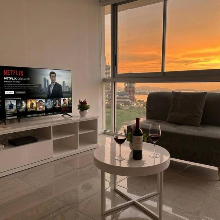 Luxury River View suite Vista al rio, Suite privada, Cocina privada, Vista panorámica, Moderna - One-Bedroom Apartment with River View - 4