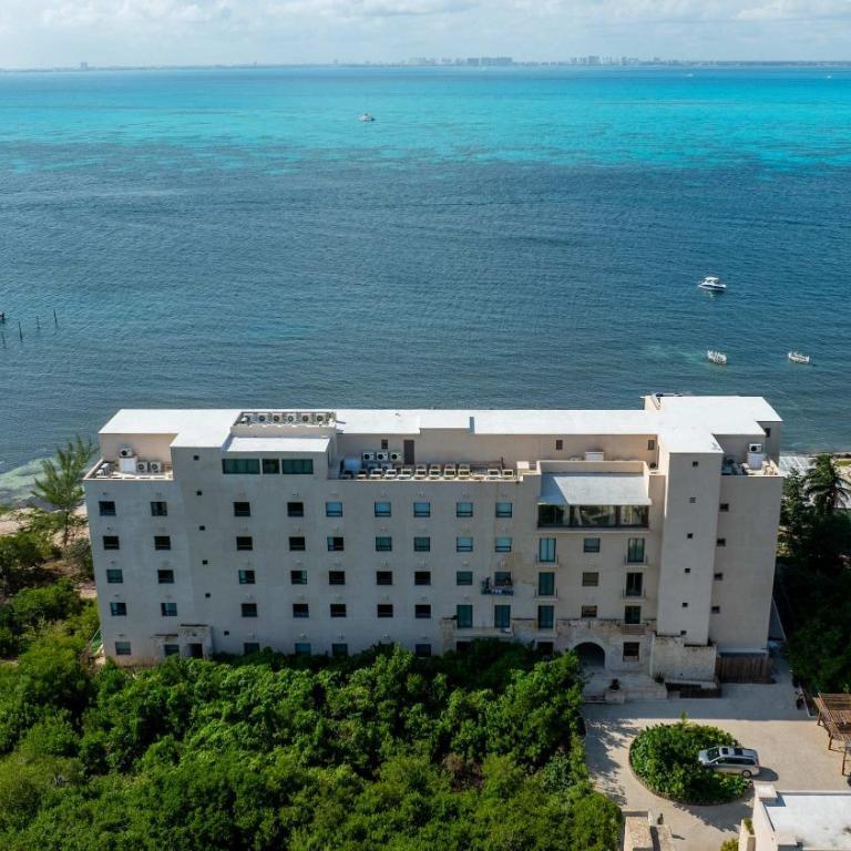 Rise and Dive - 3BR - Beach Front Private Terrace - Apartment - 48