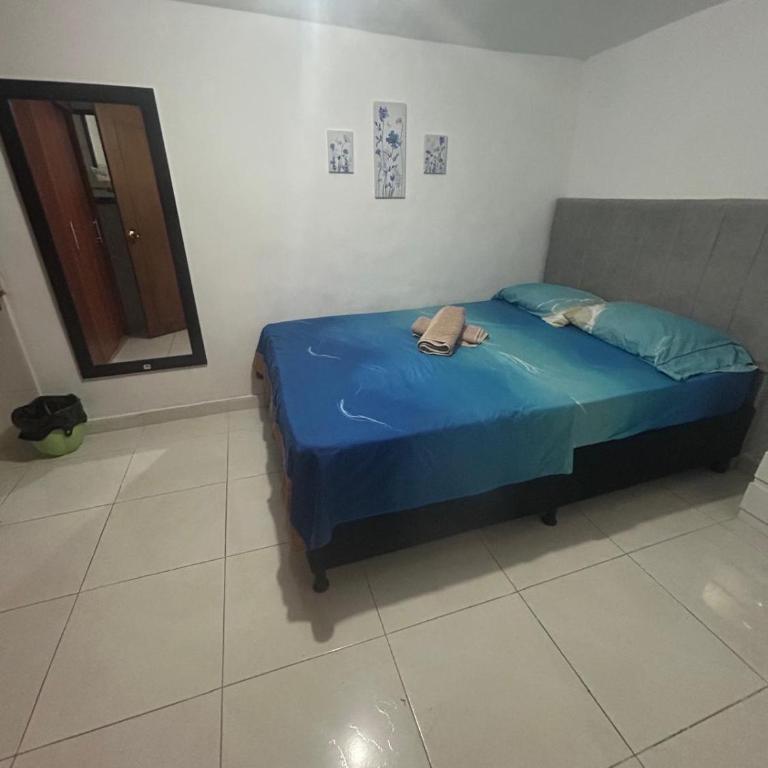 Acogedora casa cerca al estadio barrio Laureles la América - Three-Bedroom Apartment - 23