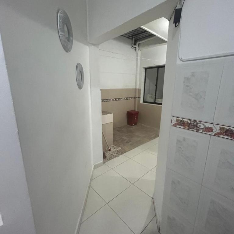Acogedora casa cerca al estadio barrio Laureles la América - Three-Bedroom Apartment - 12