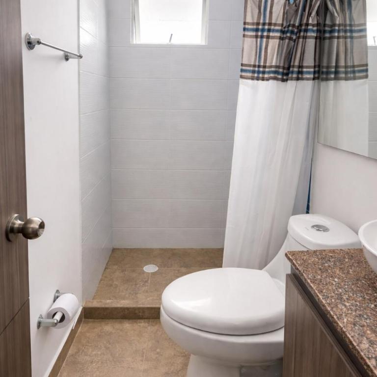 Apartamento Rodadero Sur - Gaira, con piscina y mar a una cuadra - Three-Bedroom Apartment - 2