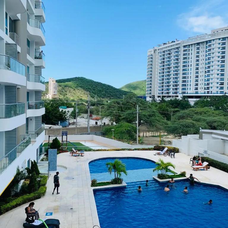 Apartamento Rodadero Sur - Gaira, con piscina y mar a una cuadra - Three-Bedroom Apartment - 10