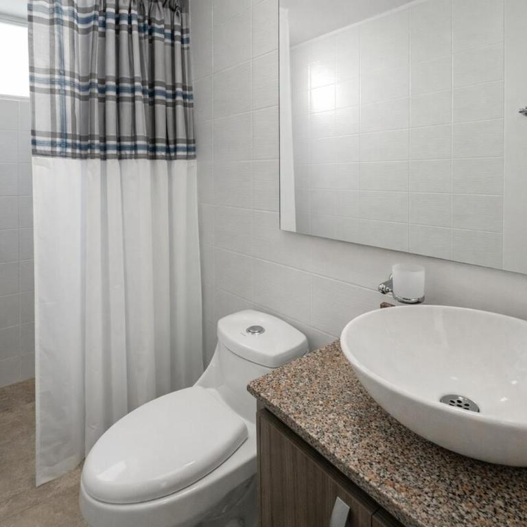Apartamento Rodadero Sur - Gaira, con piscina y mar a una cuadra - Three-Bedroom Apartment - 13