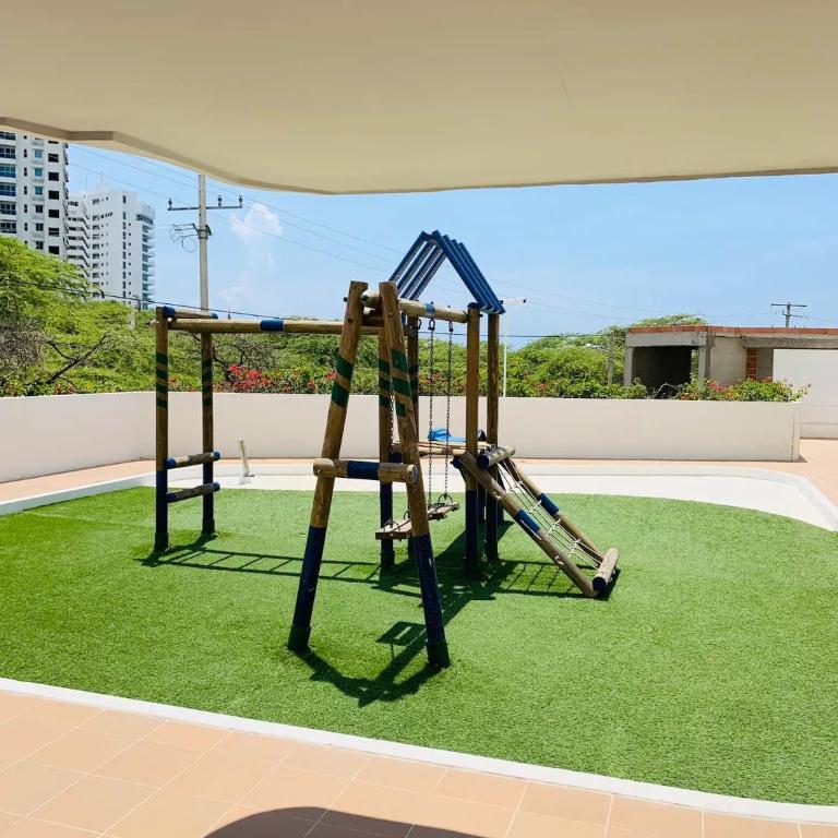 Apartamento Rodadero Sur - Gaira, con piscina y mar a una cuadra - Three-Bedroom Apartment - 17