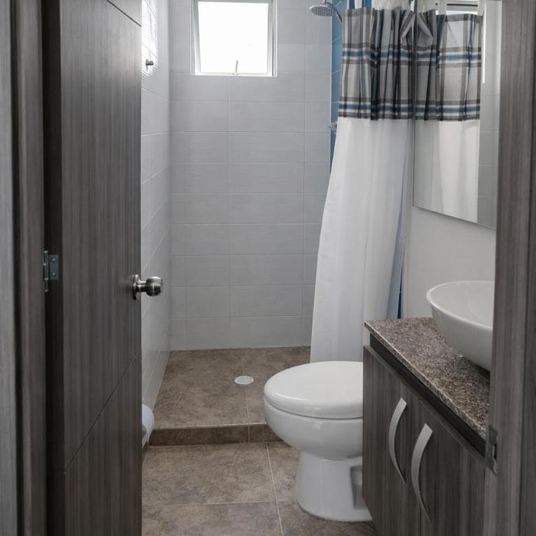 Apartamento Rodadero Sur - Gaira, con piscina y mar a una cuadra - Three-Bedroom Apartment - 22