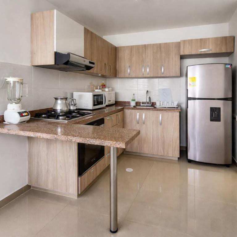 Apartamento Rodadero Sur - Gaira, con piscina y mar a una cuadra - Three-Bedroom Apartment - 23