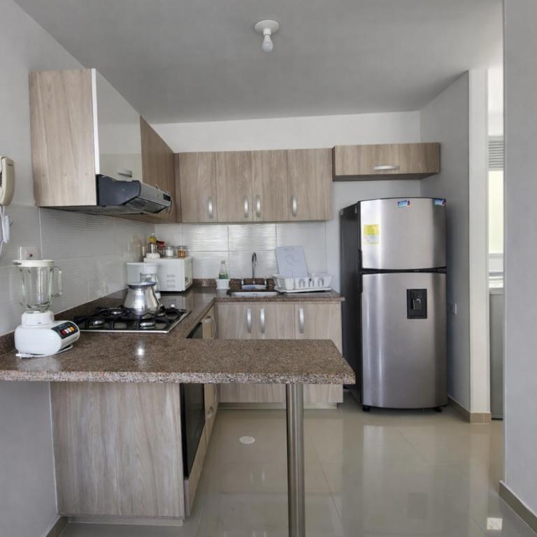 Apartamento Rodadero Sur - Gaira, con piscina y mar a una cuadra - Three-Bedroom Apartment - 33