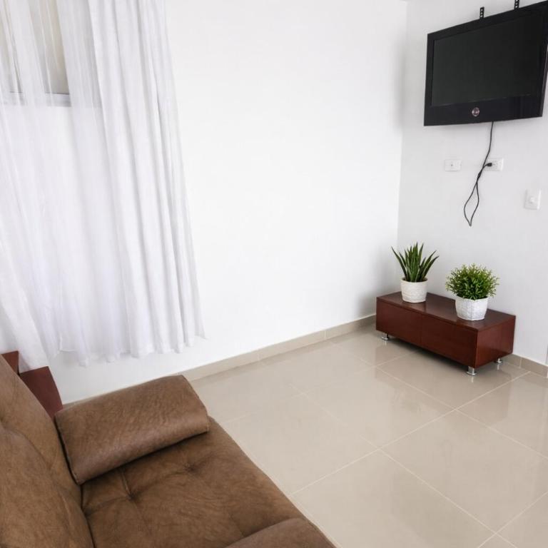 Apartamento Rodadero Sur - Gaira, con piscina y mar a una cuadra - Three-Bedroom Apartment - 40