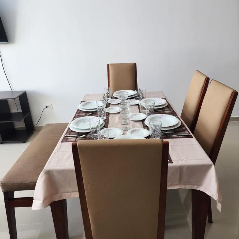 Apartamento Rodadero Sur - Gaira, con piscina y mar a una cuadra - Three-Bedroom Apartment - 43