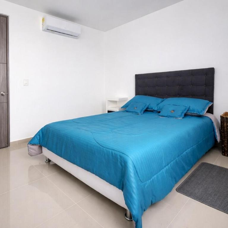 Apartamento Rodadero Sur - Gaira, con piscina y mar a una cuadra - Three-Bedroom Apartment - 46