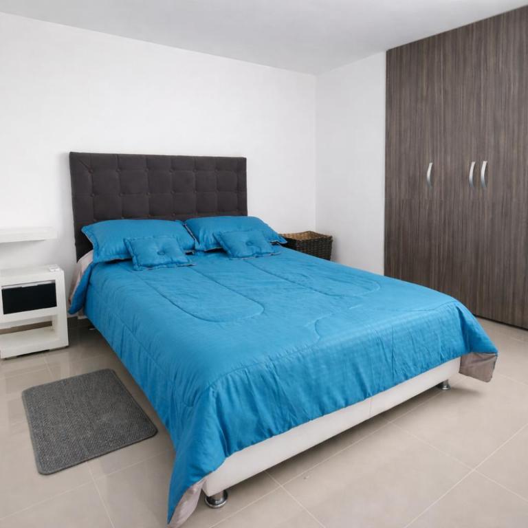 Apartamento Rodadero Sur - Gaira, con piscina y mar a una cuadra - Three-Bedroom Apartment - 48