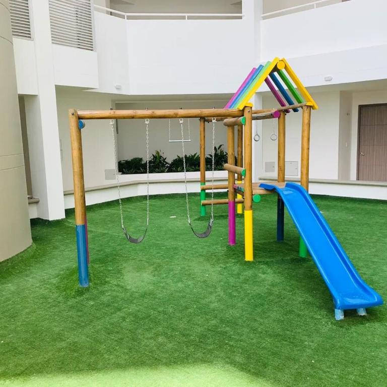 Apartamento Rodadero Sur - Gaira, con piscina y mar a una cuadra - Three-Bedroom Apartment - 52