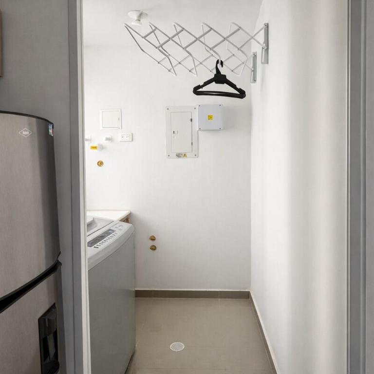 Apartamento Rodadero Sur - Gaira, con piscina y mar a una cuadra - Three-Bedroom Apartment - 56