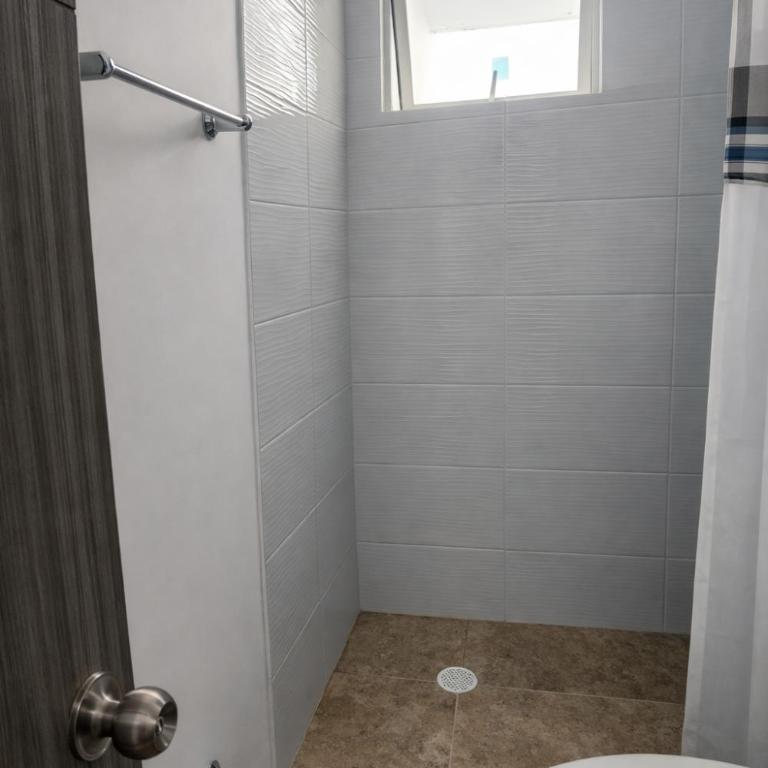 Apartamento Rodadero Sur - Gaira, con piscina y mar a una cuadra - Three-Bedroom Apartment - 60
