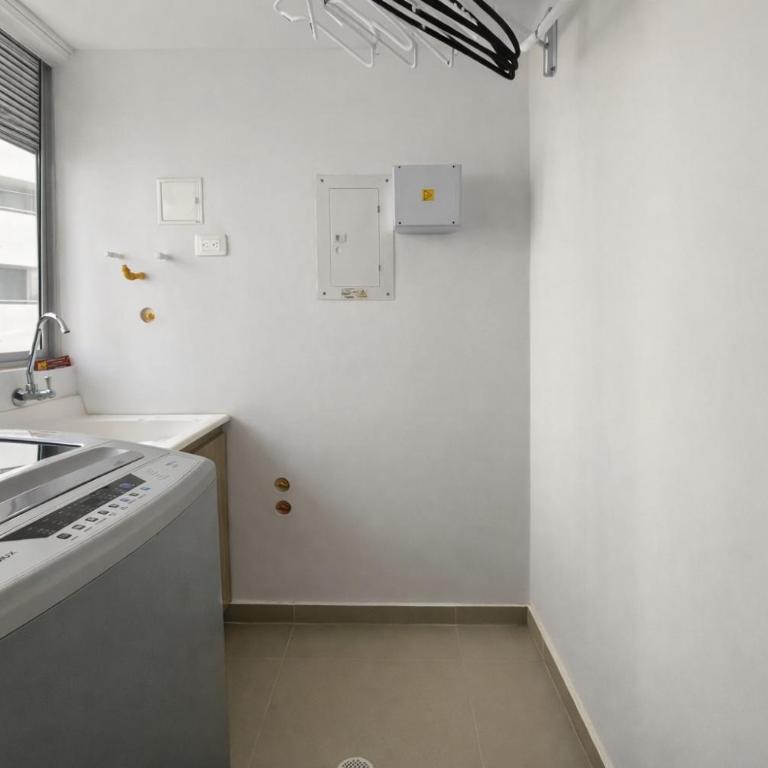 Apartamento Rodadero Sur - Gaira, con piscina y mar a una cuadra - Three-Bedroom Apartment - 61